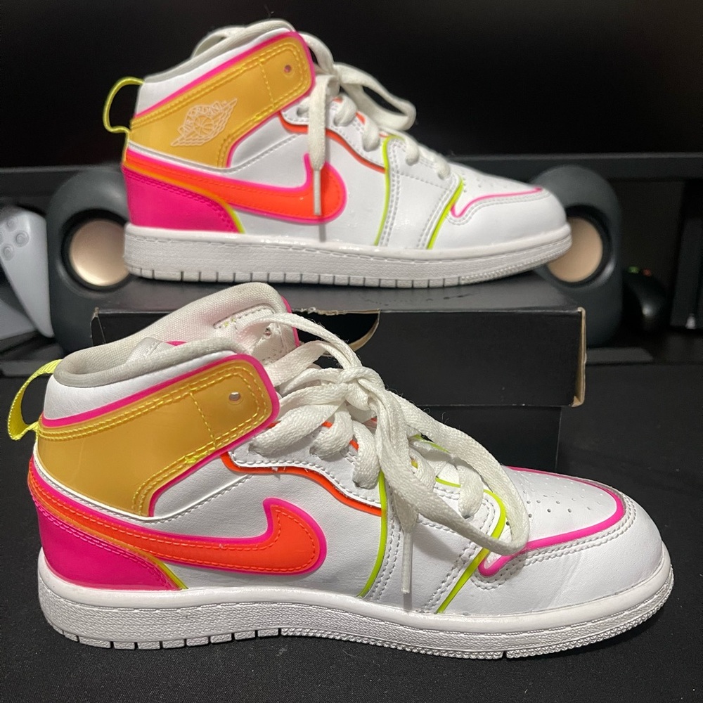 Girls Jordan 1 Mid